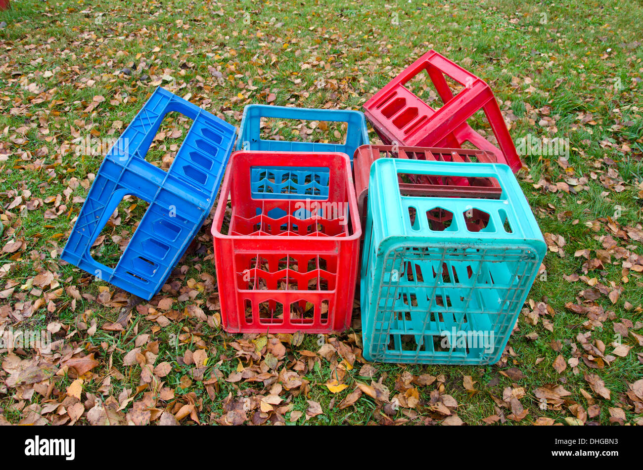 Coloridas cajas de plástico vacías para botellas de cerveza en otoño de  pradera Fotografía de stock - Alamy
