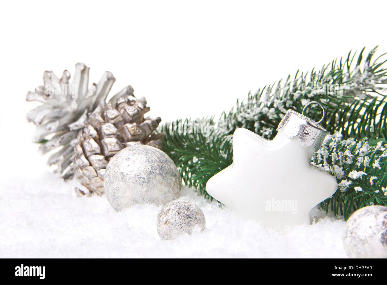 Navidad, decoración con rama de abeto, piñas, adornos de navidad en blanco y plata Foto de stock