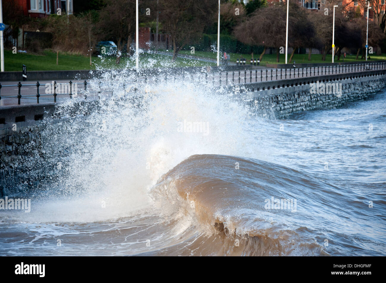Las olas del mar estrellándose sobre pared viento tempestuoso Foto de stock
