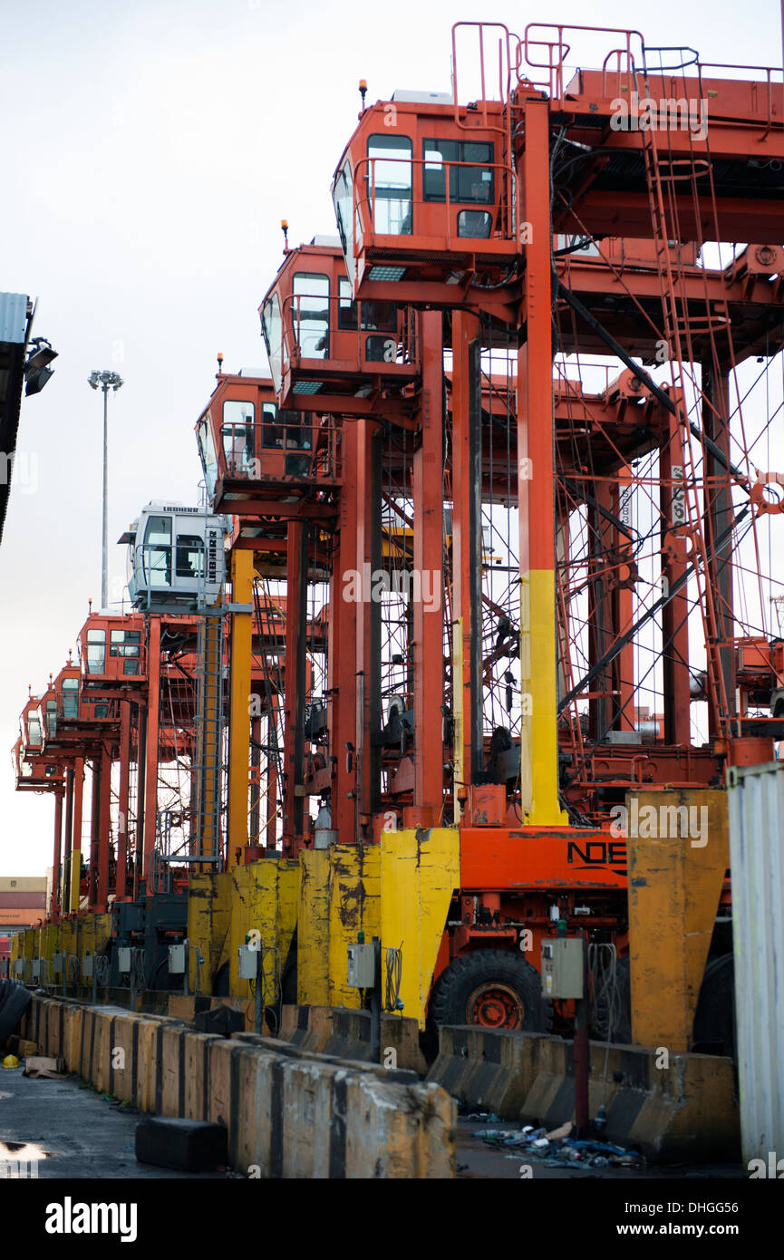 Puerto de contenedores Straddle Carrier grande nueva grúa de elevación Foto de stock