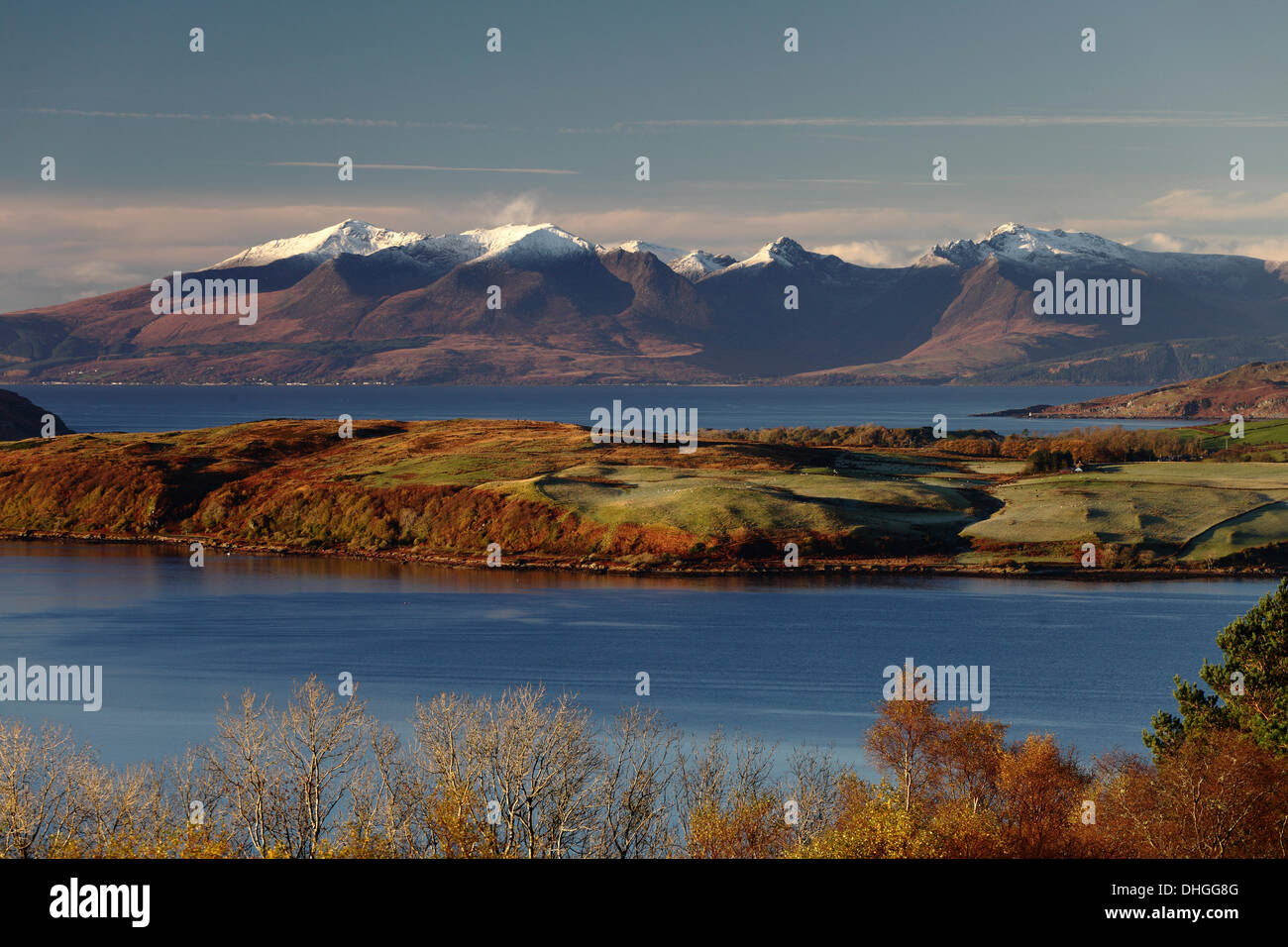 Haylie Brae, North Ayrshire, Escocia, Reino Unido, domingo 10 de noviembre de 2013. Temprano en la mañana el sol de otoño sobre las montañas nevadas en la isla de Arran en el Firth de Clyde con la isla de Great Cumbrae en primer plano. Foto de stock
