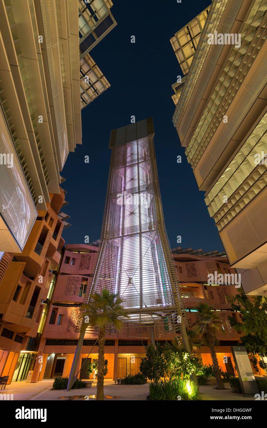 Wind Tower proporciona refrigeración a patio por el Instituto de Ciencia y Tecnología de la ciudad de Masdar en Abu Dhabi, Emiratos Árabes Unidos Foto de stock