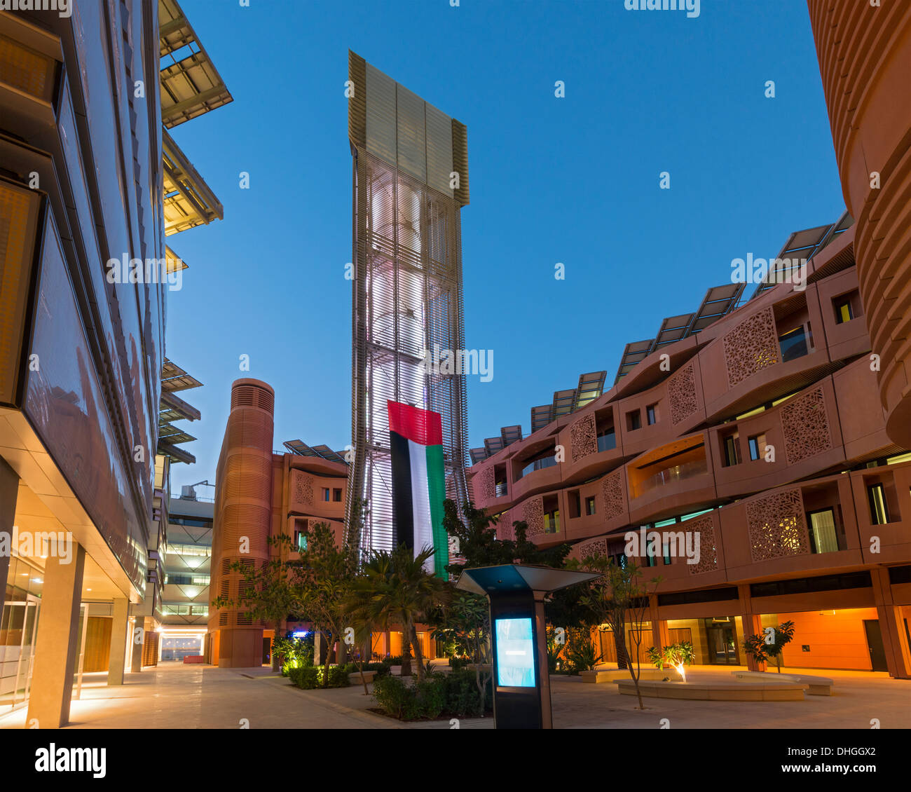 Wind Tower proporciona refrigeración a patio por el Instituto de Ciencia y Tecnología de la ciudad de Masdar en Abu Dhabi, Emiratos Árabes Unidos Foto de stock