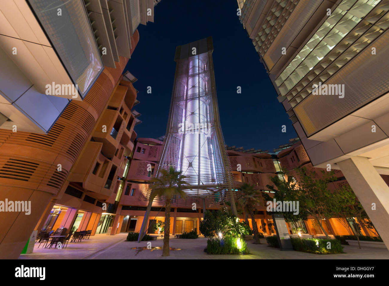 Wind Tower proporciona refrigeración a patio por el Instituto de Ciencia y Tecnología de la ciudad de Masdar en Abu Dhabi, Emiratos Árabes Unidos Foto de stock