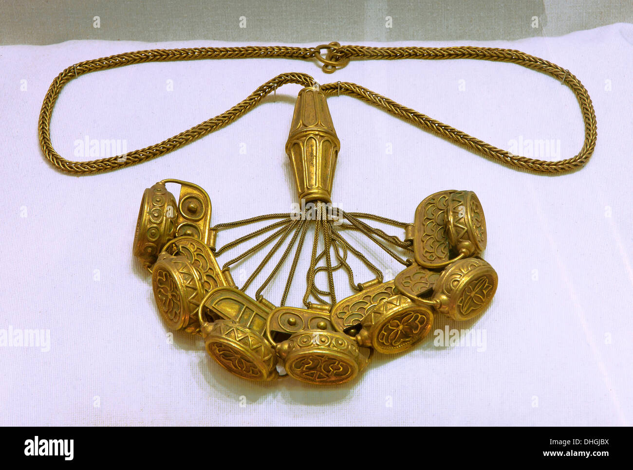 El Carambolo tesoro, del siglo VIII a.C., collar, el Museo Arqueológico de  Sevilla, en la región de Andalucía, España, Europa Fotografía de stock -  Alamy