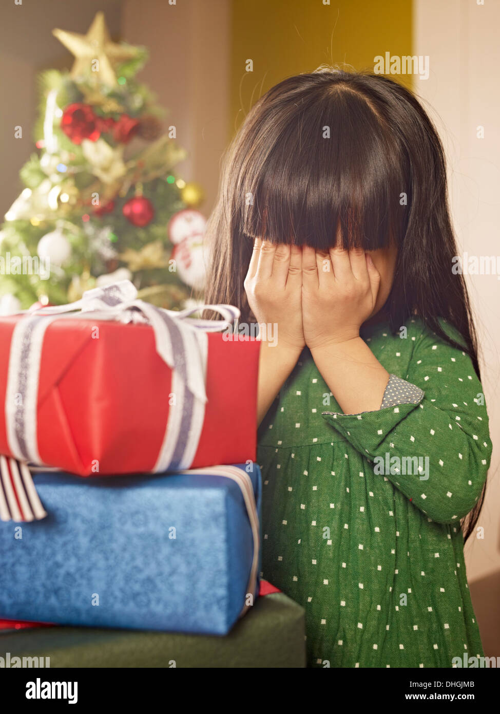 Poco de Asia chica y sus regalos de Navidad Foto de stock