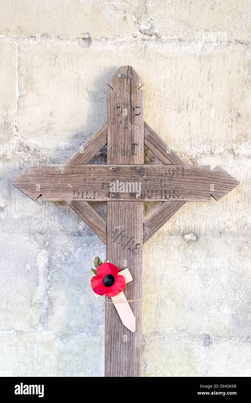 Viejo Mundo Guerra 1 cruz de madera hecha en el campo para marcar la tumba  de un soldado muerto en acción con la amapola conectado Fotografía de stock  - Alamy
