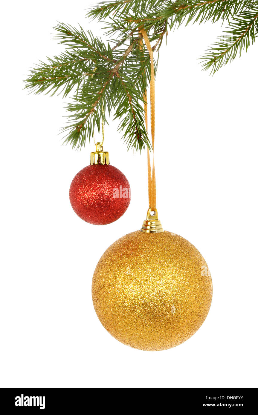 Oro y rojo glitter chucherías colgando de un árbol de Navidad sobre un fondo blanco. Foto de stock