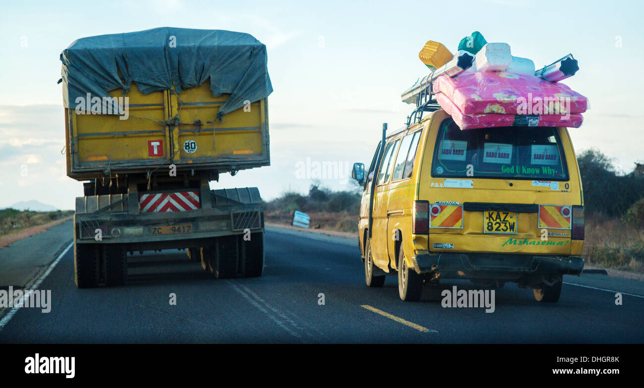 Un matatu cargados taxi adelanta a un camión en la carretera de Nairobi Mombasa en Kenya Foto de stock