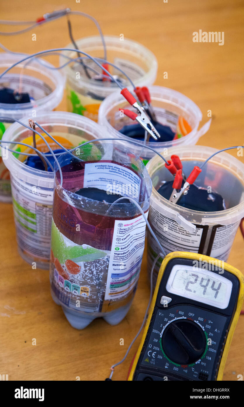 Seis celdas de un circuito eléctrico de "baterías caseras"; experimento de  batería de CAN reciclada utilizando la solución conductora de medición con  multímetro digital lectura de voltímetro de baterías experimentales, pinzas  de