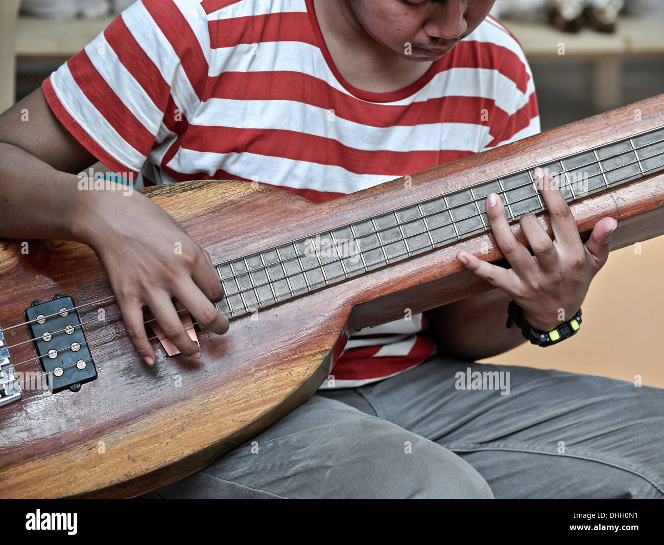 Tailandia músico. Miembro de la banda juvenil tocando un instrumento musical de cuerdas tipo sitar. Foto de stock