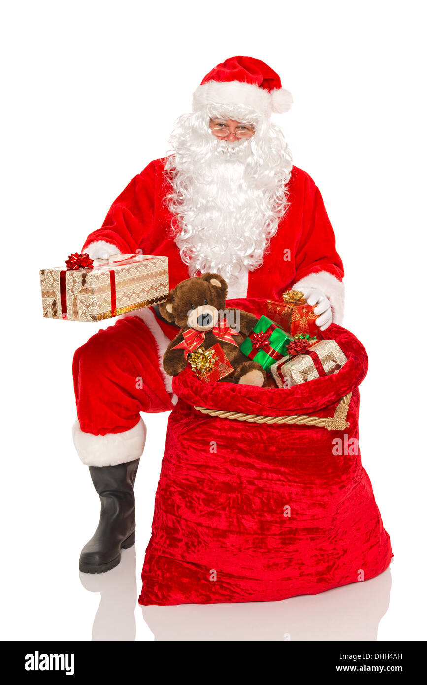 Santa Claus o Papá Noel repartiendo regalos de su saco, aislado en un fondo  blanco Fotografía de stock - Alamy