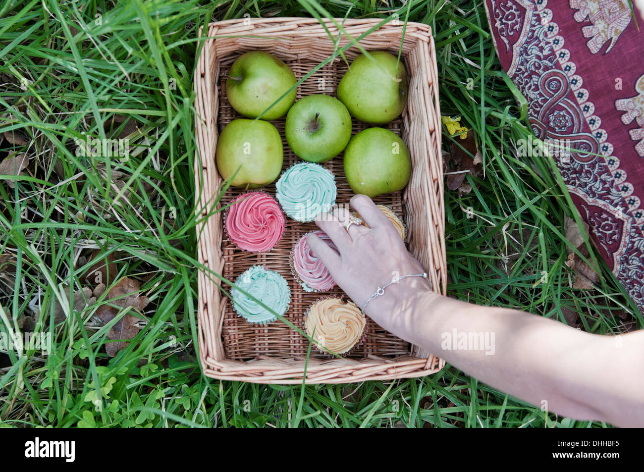 Teniendo mano torta de cesta de pasteles y manzanas Foto de stock