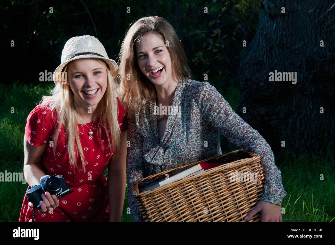 Las mujeres jóvenes llevar cesta de picnic Foto de stock