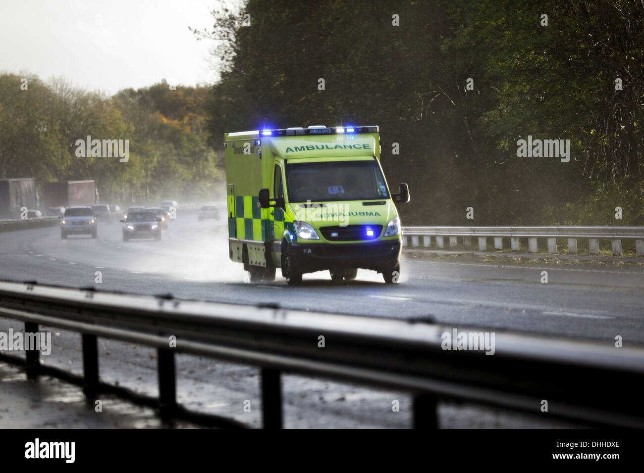 Ambulancia británica en una autopista de Reino Unido Foto de stock