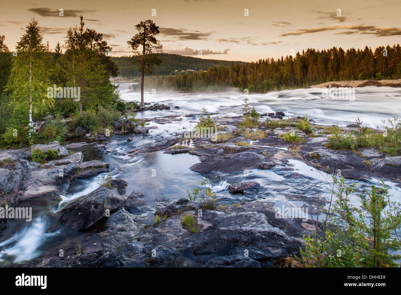 Vista del río que fluye sobre rocas, Storforsen, Laponia, Suecia Foto de stock