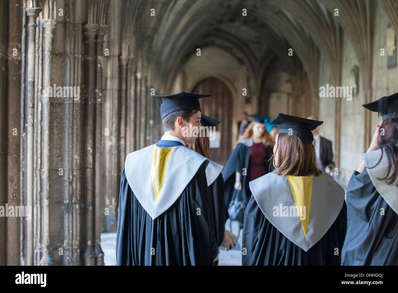 Graduados universitarios togada caminando por el claustro de la