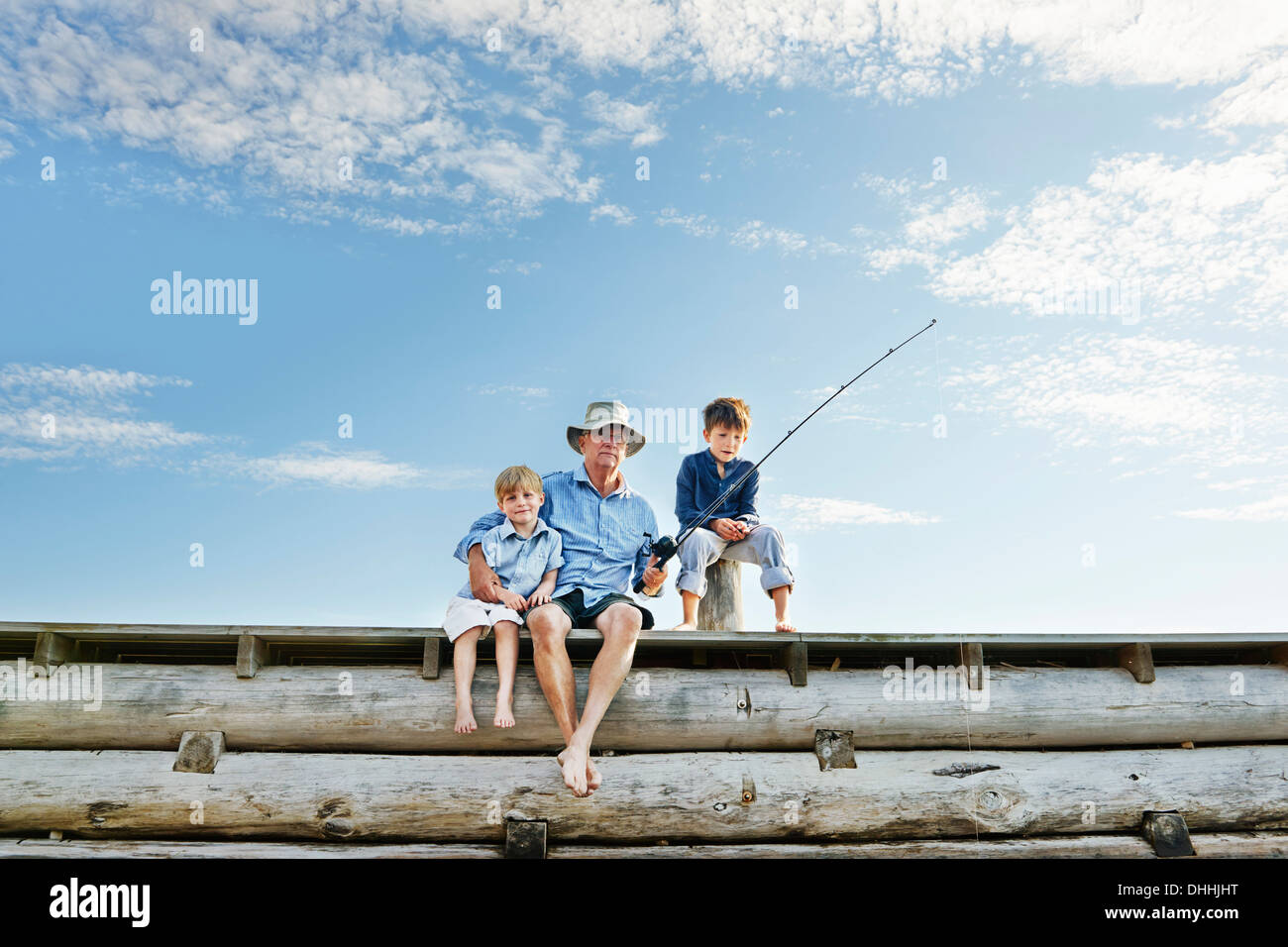 Los chicos con el abuelo, pesca Utvalnas, Suecia Foto de stock