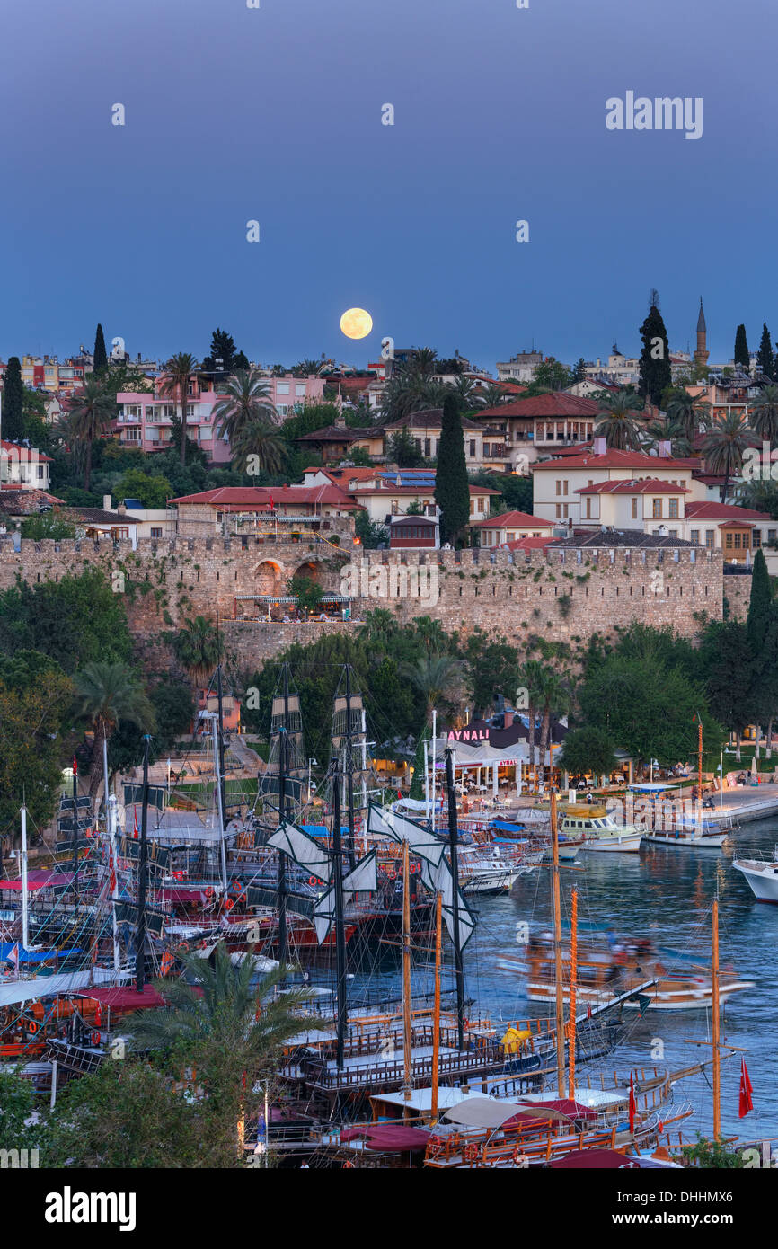 Luna sobre el puerto, Kaleiçi, Antalya, provincia de Antalya, Turquía Foto de stock