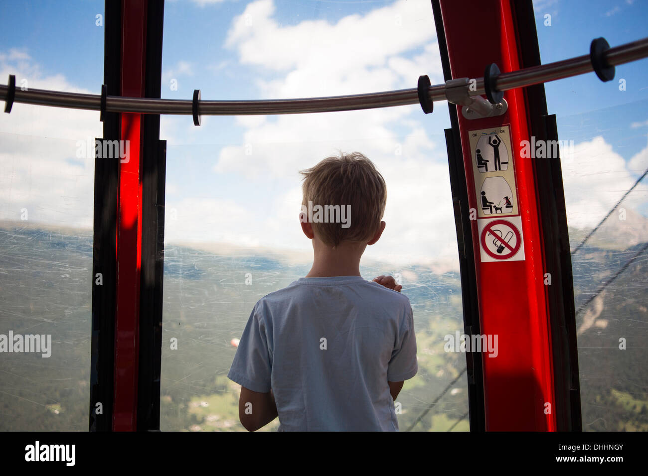 Chico mirando desde el teleférico, Tirol, Austria Foto de stock