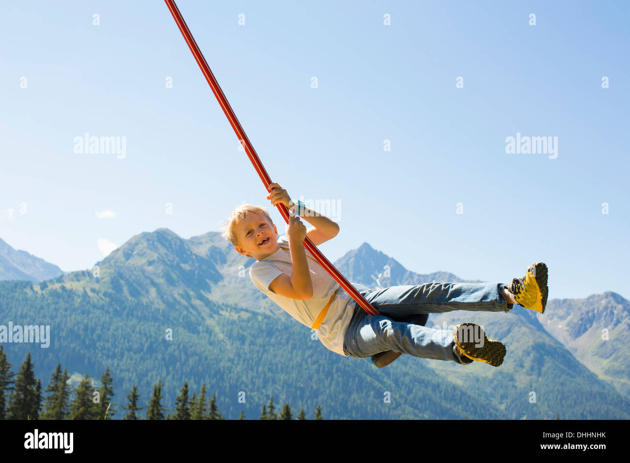Niño jugando en el columpio, Tirol, Austria Foto de stock