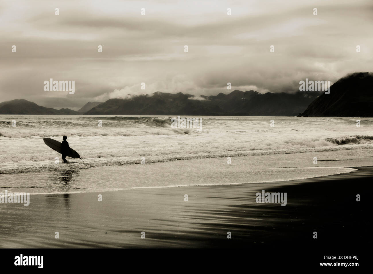 Surfista en la playa, Kodiak, Alaska, EE.UU. Foto de stock