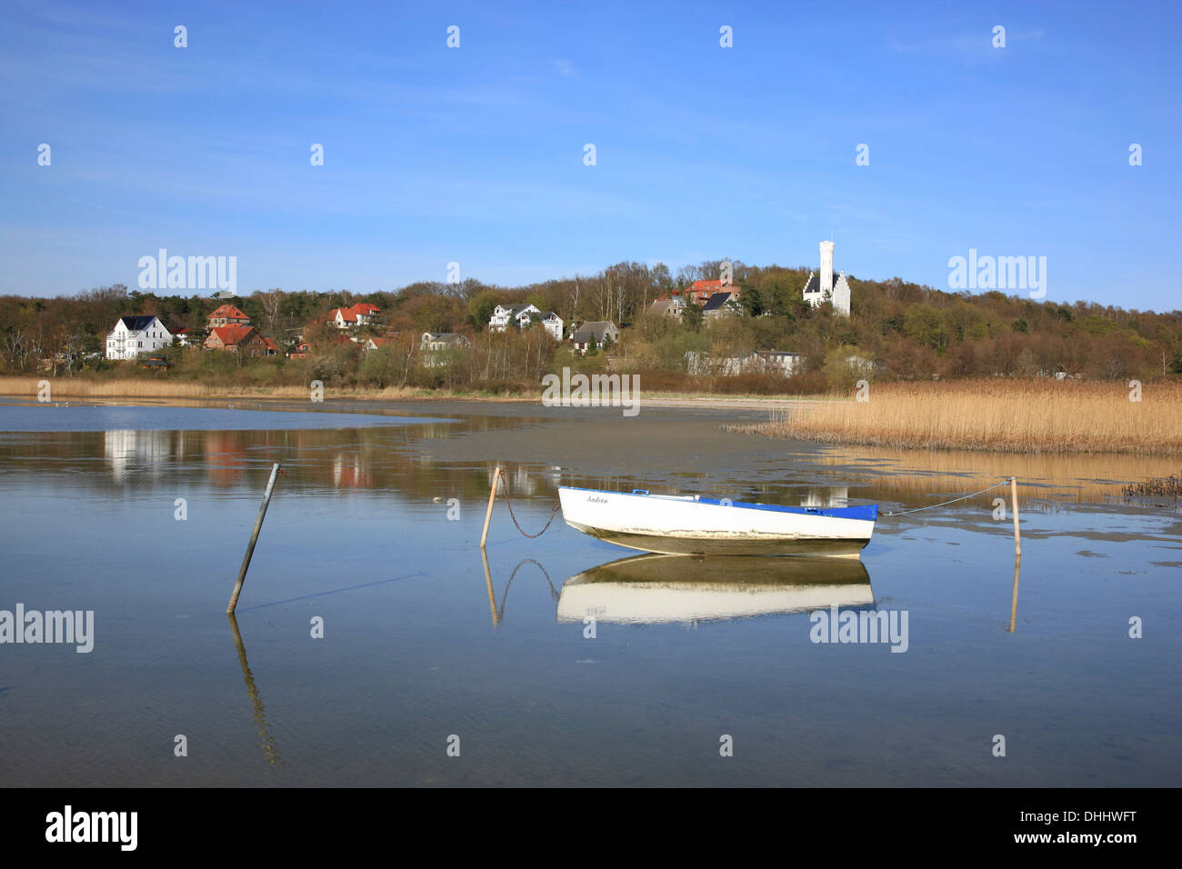 Vista de Lietzow en Grosser Jasmunder Bodden, isla de Ruegen, Mecklemburgo Pomerania Occidental, Alemania, Europa Foto de stock