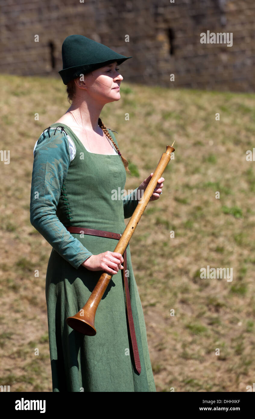 Una mujer en una vestimenta de la época medieval de la celebración de un  instrumento de viento, en el Castillo de Dover, Kent Fotografía de stock -  Alamy
