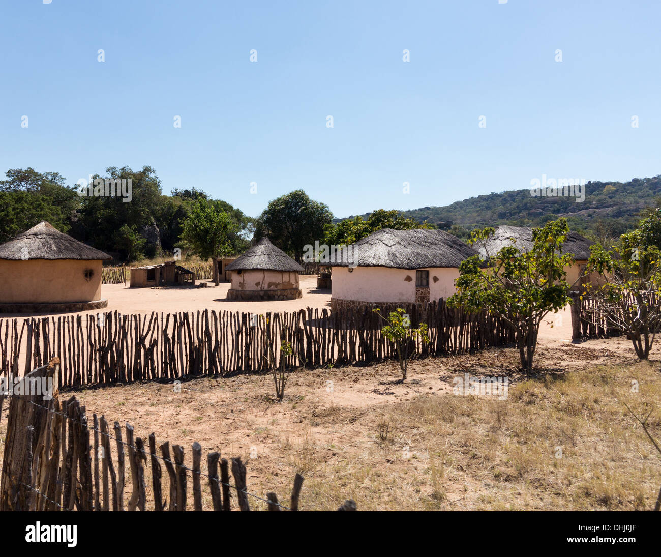 Vista de casas de barro con techo de paja en un típico pueblo africano en Zimbabwe, África Foto de stock