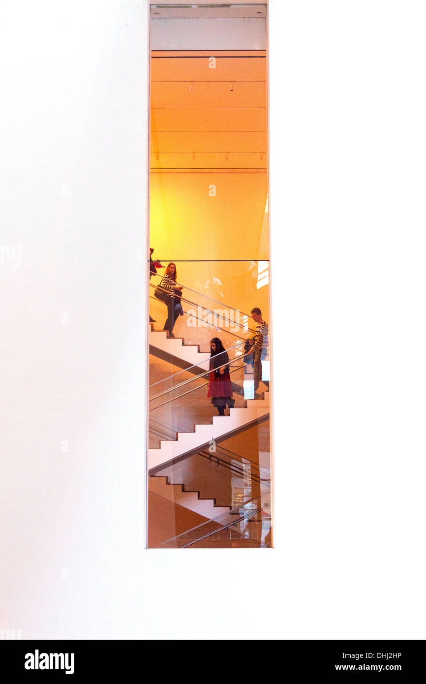 Los visitantes bajando las escaleras,el Museo de Arte Moderno (MoMA) de Nueva York, Estados Unidos de América. Foto de stock