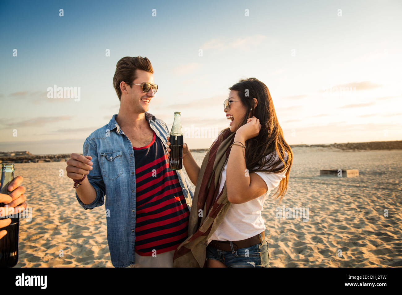 Pareja joven en Mission Beach, mujer sosteniendo la cola, San Diego, California, EE.UU. Foto de stock