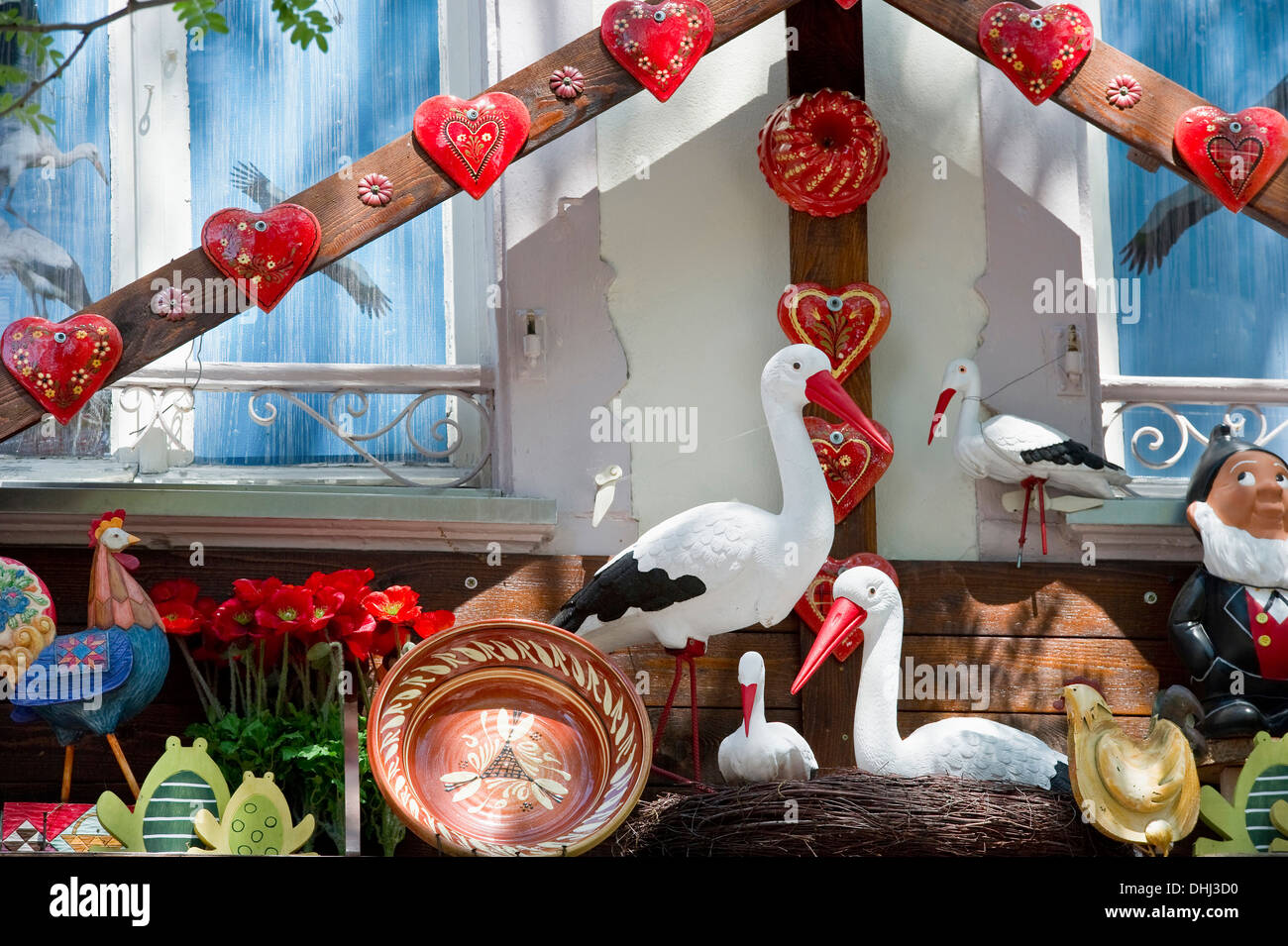 Casa fassade con cigüeñas y cerámica decorativa, Petite Venise, Colmar, Alsacia, Francia Foto de stock