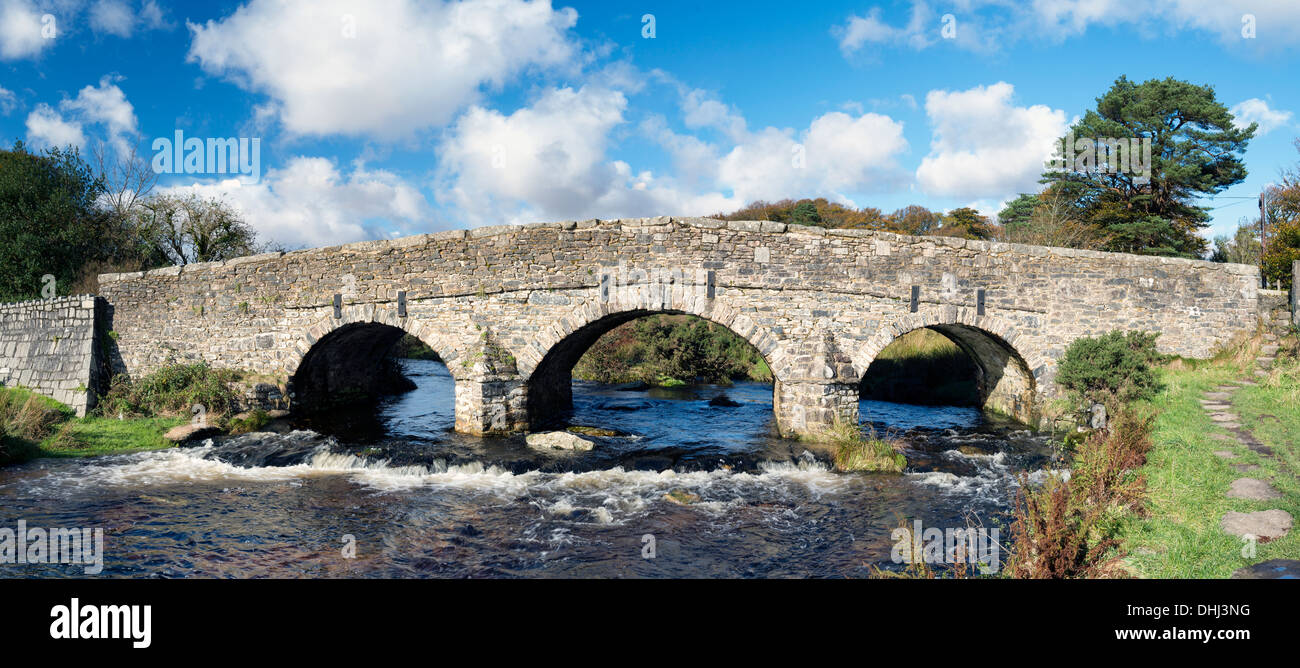 Granito un puente sobre el río Dart en Postbridge en el parque nacional de Dartmoor, en Devon Foto de stock