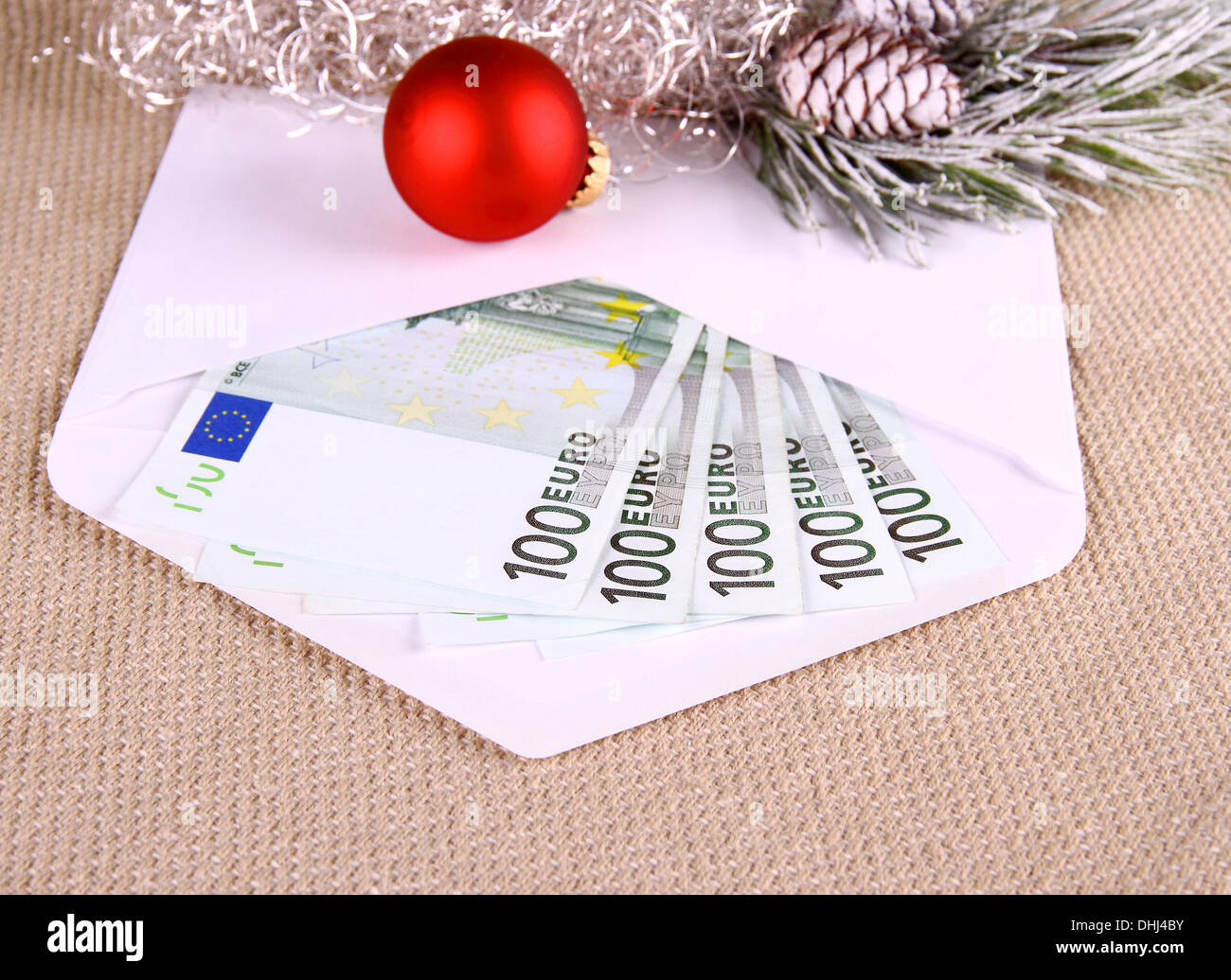 Bono de Navidad como quinientos euros dinero en sobres y decoración, cerrar Foto de stock