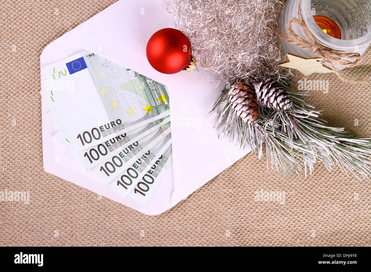 Quinientos euros dinero en sobres con decoración de Navidad, cerrar Foto de stock