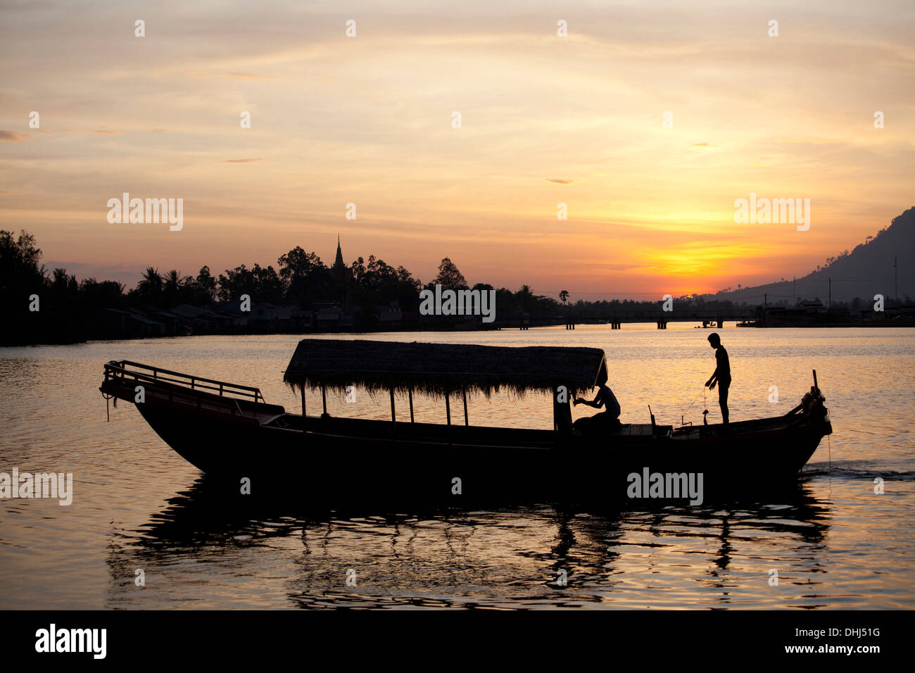 Barco de pesca al atardecer en Kampot en el río Prek Thom, la provincia de Kampot, Camboya, Asia Foto de stock