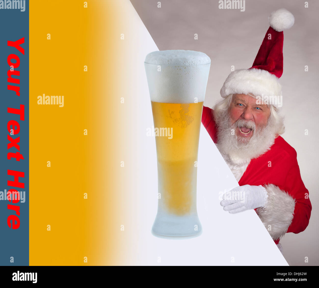 Santa Claus - Navidad la figura de Santa Claus con un gran vaso de cerveza, fondo de textura Foto de stock