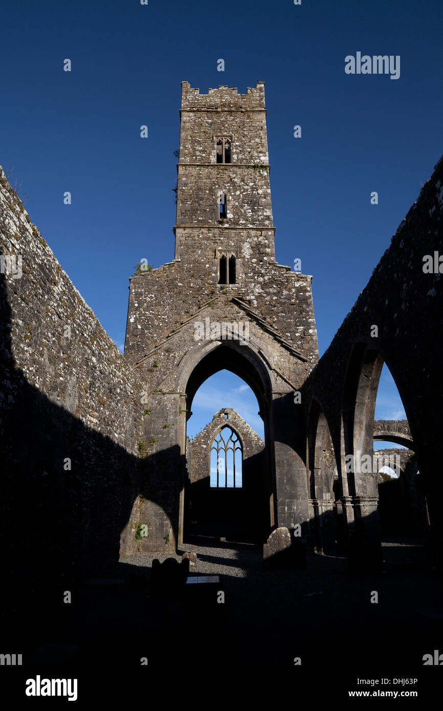 Kilconnell convento fundado 1353 en el sitio de un monasterio franciscano del siglo VI cerrado en el siglo XVII, en el Condado de Galway, Irlanda Foto de stock