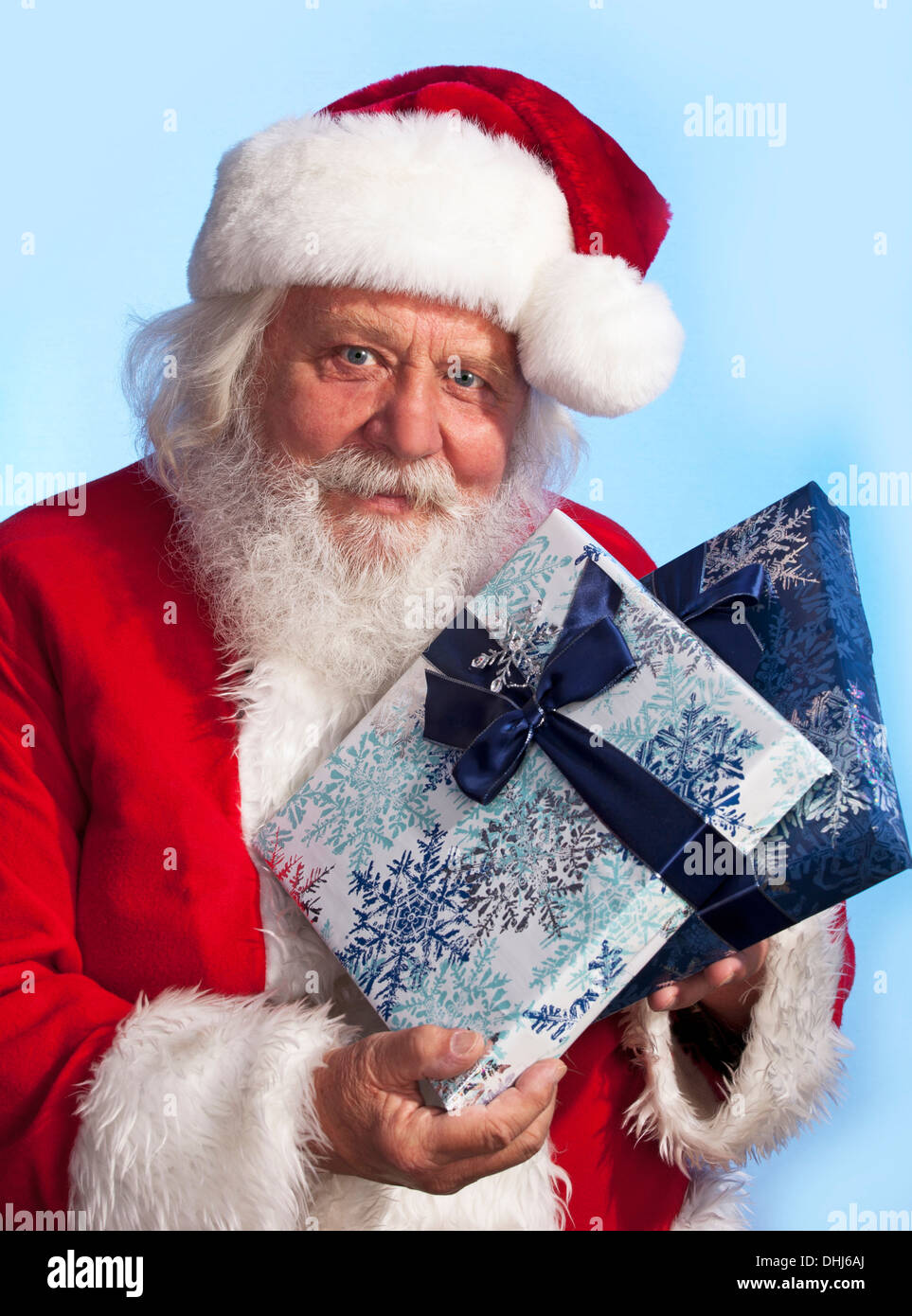 Santa Claus - Navidad la figura de Santa Claus con regalos y cajas Foto de stock