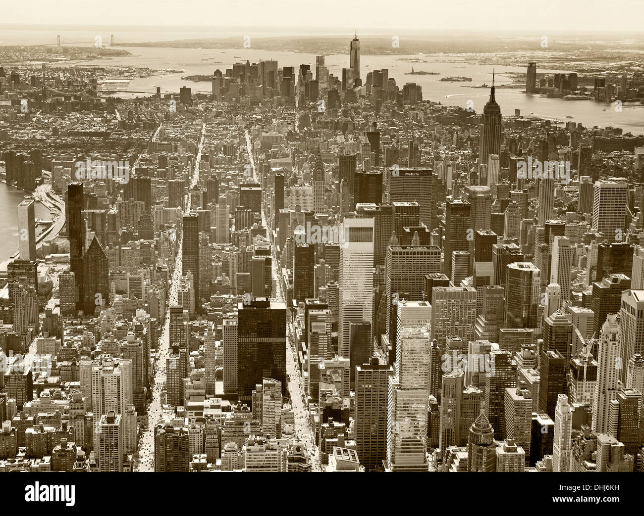Fotografía aérea de la segunda y tercera avenidas, midtown Manhattan hacia el centro de la ciudad, la ciudad de Nueva York Foto de stock