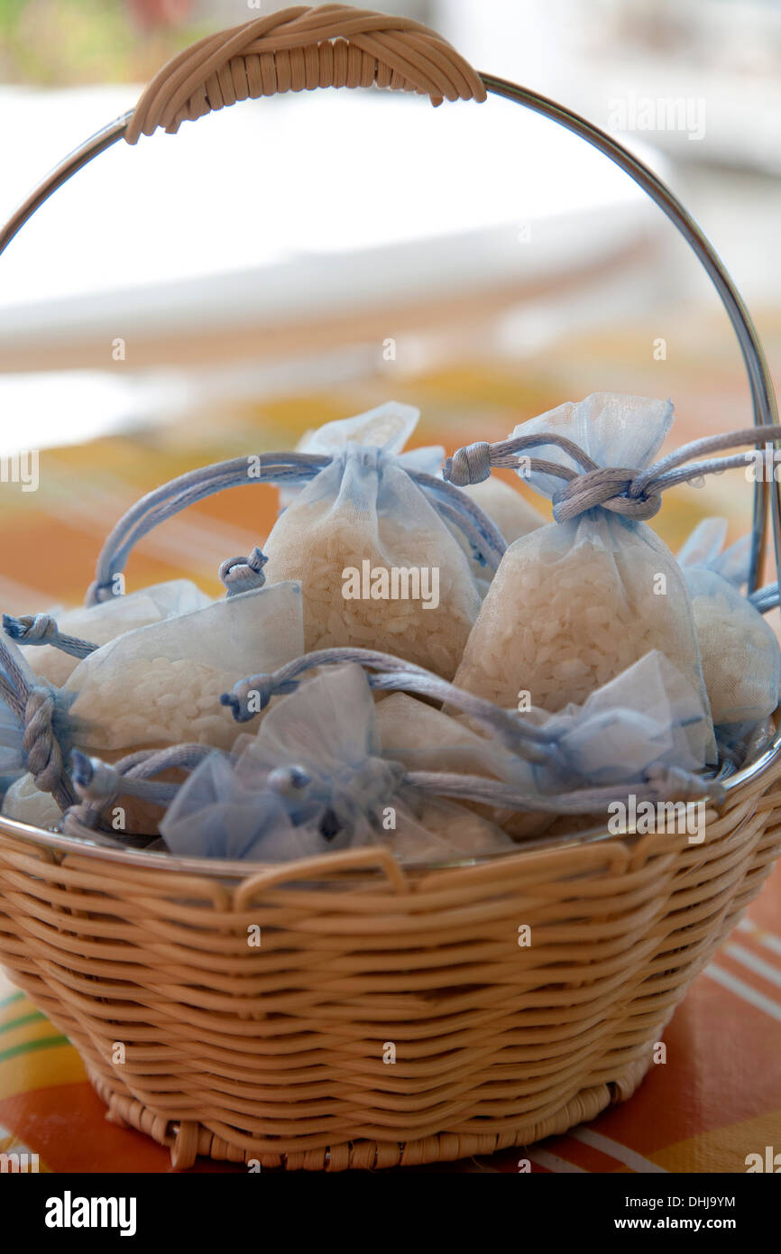 El arroz seco pequeñas bolsas de regalo de bautizo boda ofrecen a los huéspedes ofrecen cesta tokens iglesia ceremonia reconocimiento invitar a degustar el sabor Foto de stock