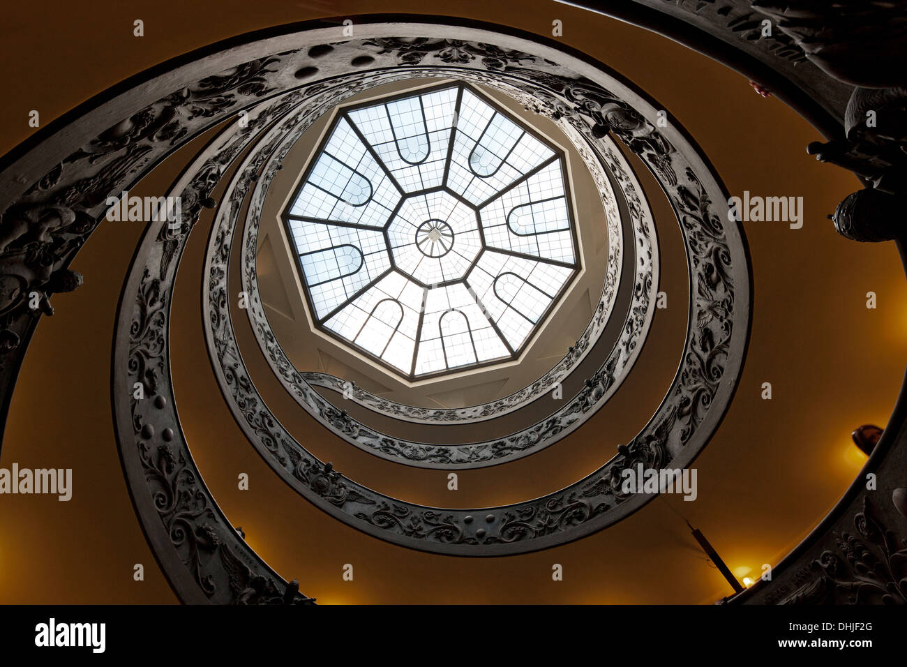 Mirando hacia arriba en una escalera circular ornadte, Ciudad del Vaticano, Roma, Italia. Foto de stock
