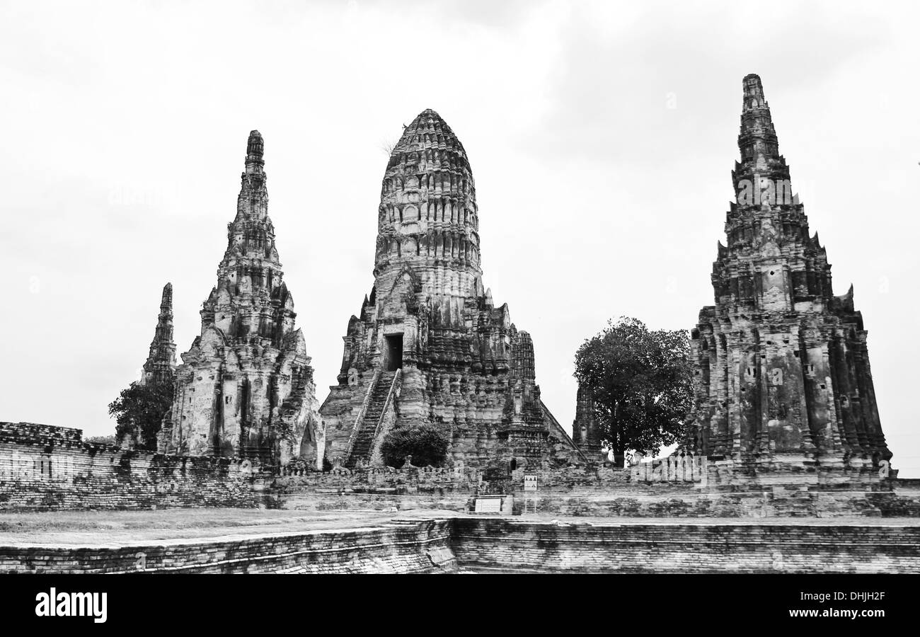 Wat Chaiwatthanaram templo estilo en blanco y negro. El Parque Histórico de Ayutthaya, Tailandia. Foto de stock