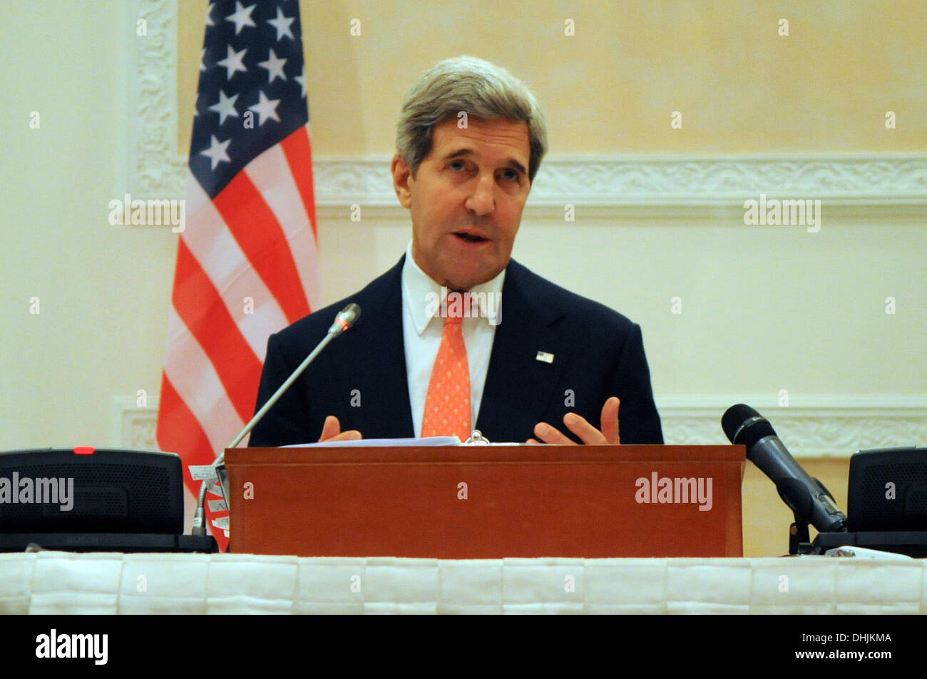 Secretario Kerry habla durante una conferencia de prensa con el Ministro de Relaciones Exteriores saudita al-Faisal Foto de stock