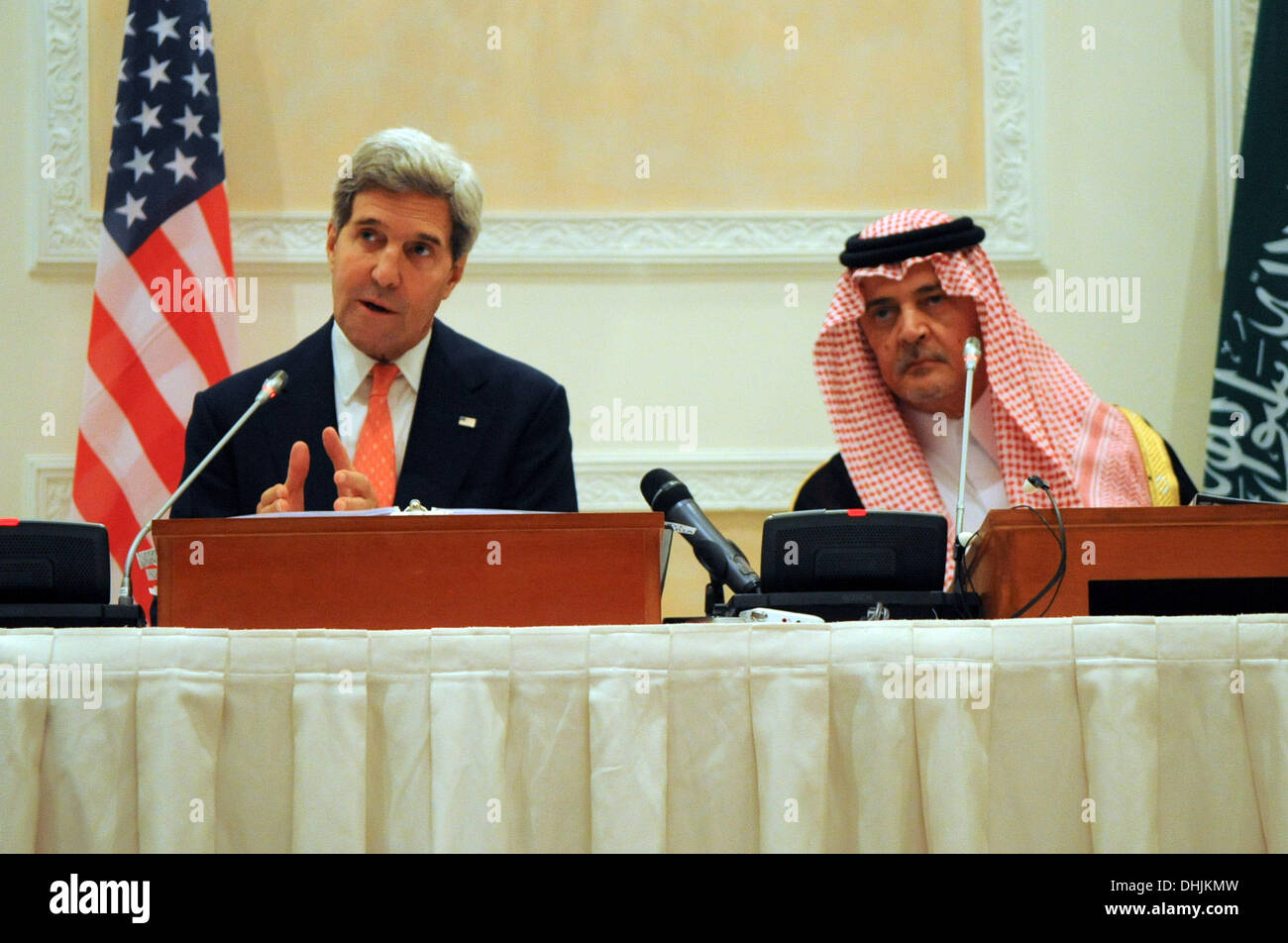 Secretario Kerry habla durante una conferencia de prensa con el Ministro de Relaciones Exteriores saudita al-Faisal Foto de stock