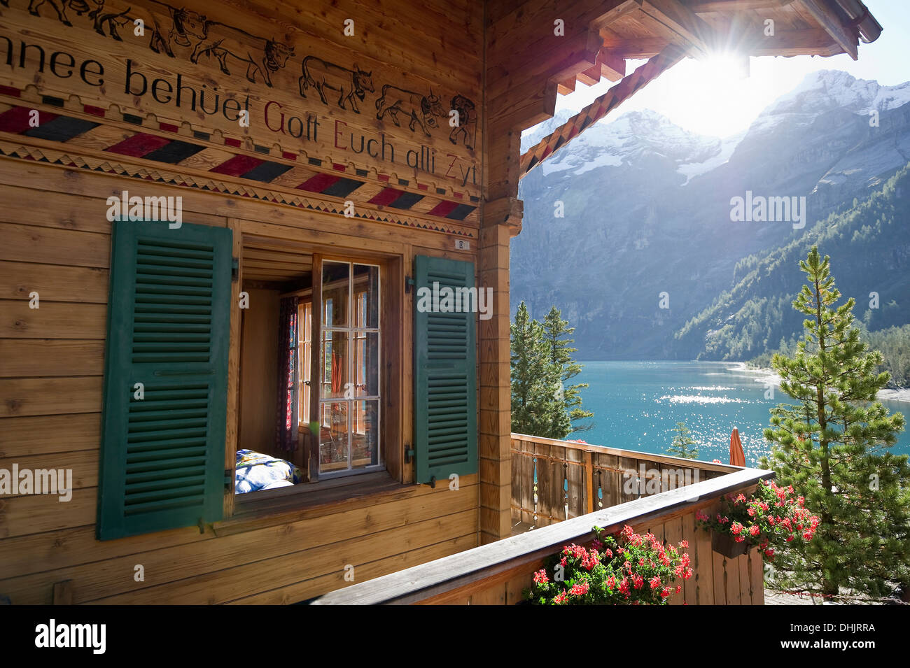 Chalet en el lago Oeschinensee, Kandersteg, en el Oberland Bernés, Cantón de Berna, Suiza, Europa Foto de stock
