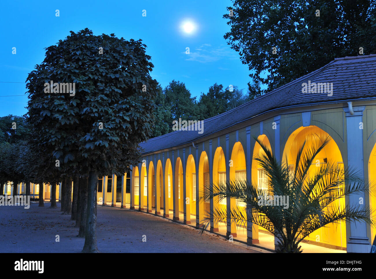 Kurpark arcadas en la iluminada por la noche, Mala Lauchstaedt, Sajonia-Anhalt, Alemania, Europa Foto de stock