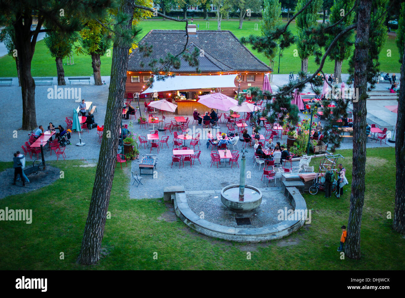 La gente en un quiosco de Josefwiese en la noche, la ciudad de Zurich, Suiza, Europa Foto de stock