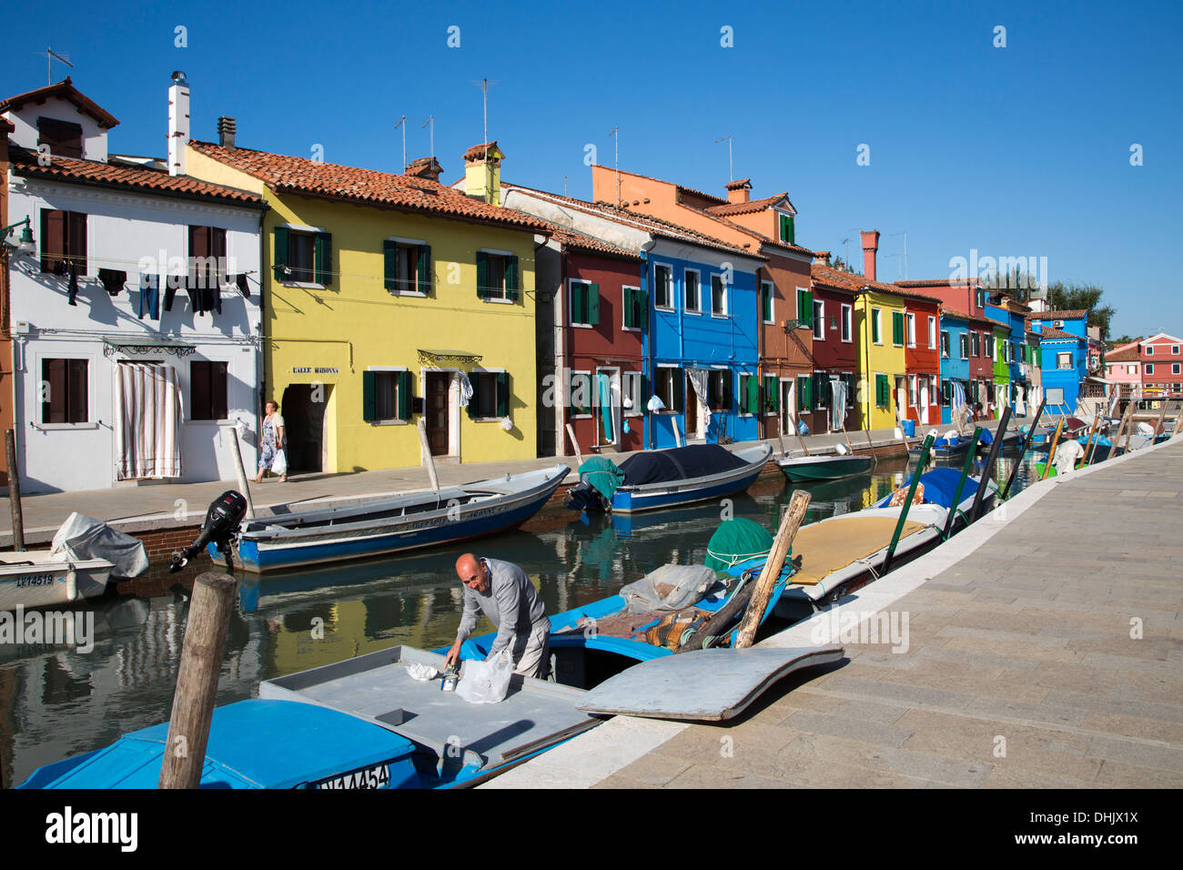Coloridas casas junto al canal, Burano, Véneto, Italia, Europa Foto de stock