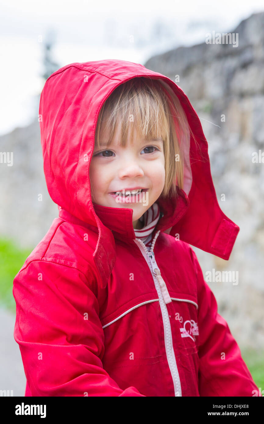 Chica con anorak con capucha Fotografía de stock - Alamy